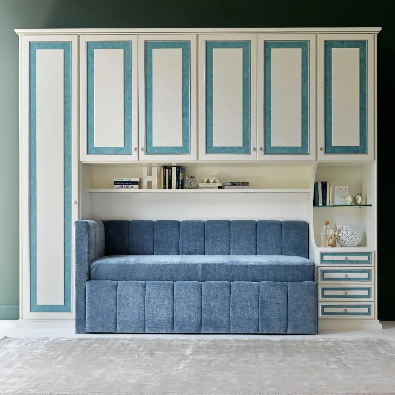 Un comodo divano letto con cassetti, disponibile anche con secondo letto, unisce la praticità con l’eleganza. Non rinunciare agli spazi ma vivili con gusto e cura dei dettagli.