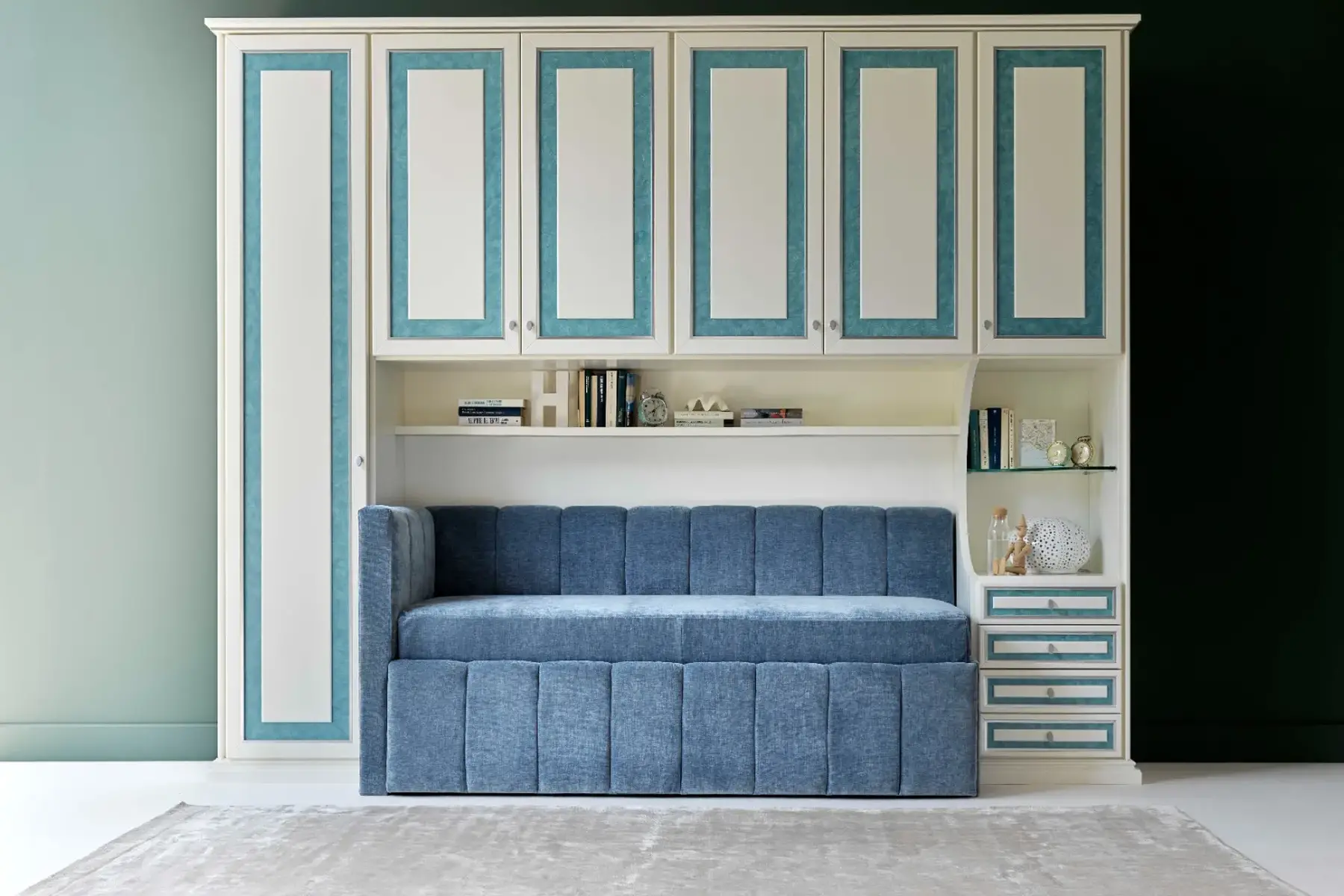 Un comodo divano letto con cassetti, disponibile anche con secondo letto, unisce la praticità con l’eleganza. Non rinunciare agli spazi ma vivili con gusto e cura dei dettagli.
