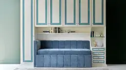 Un comodo divano letto con cassetti, disponibile anche con secondo letto, unisce la praticità con l’eleganza. Non rinunciare agli spazi ma vivili con gusto e cura dei dettagli.