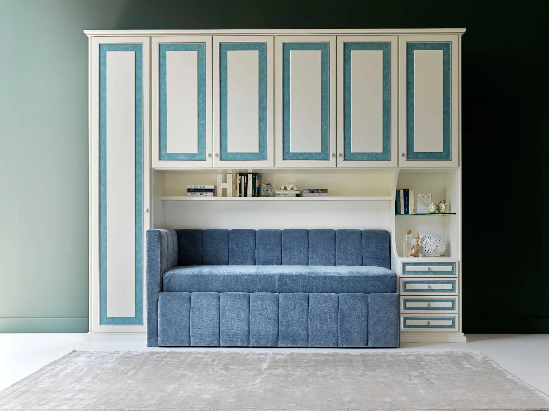 Un comodo divano letto con cassetti, disponibile anche con secondo letto, unisce la praticit&agrave; con l&rsquo;eleganza. Non rinunciare agli spazi ma vivili con gusto e cura dei dettagli.